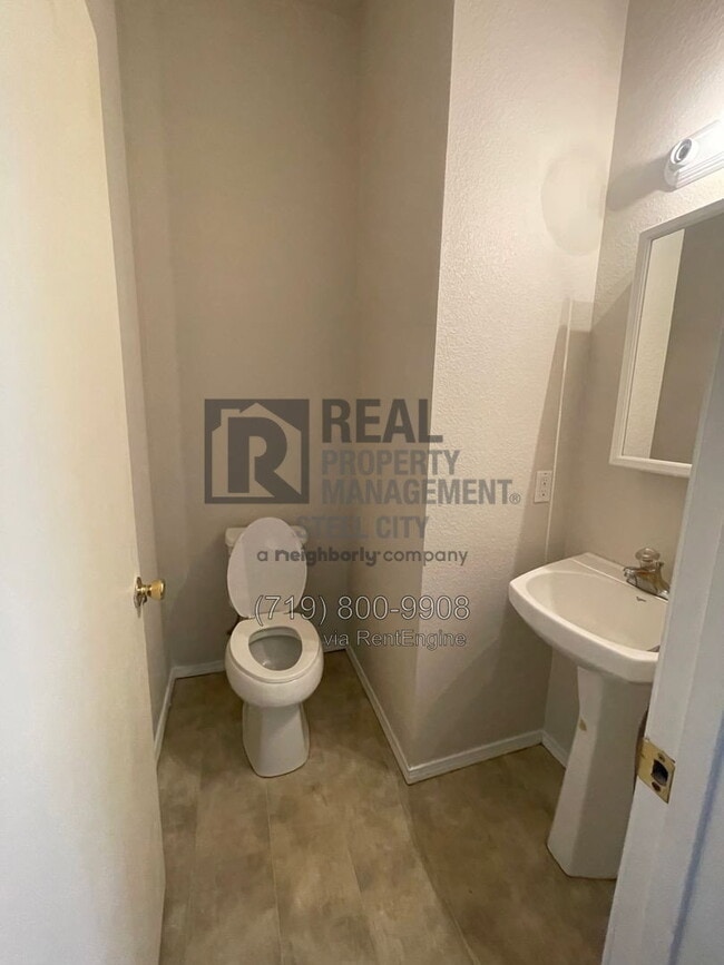 Building Photo - 1715 Oakshire Ln