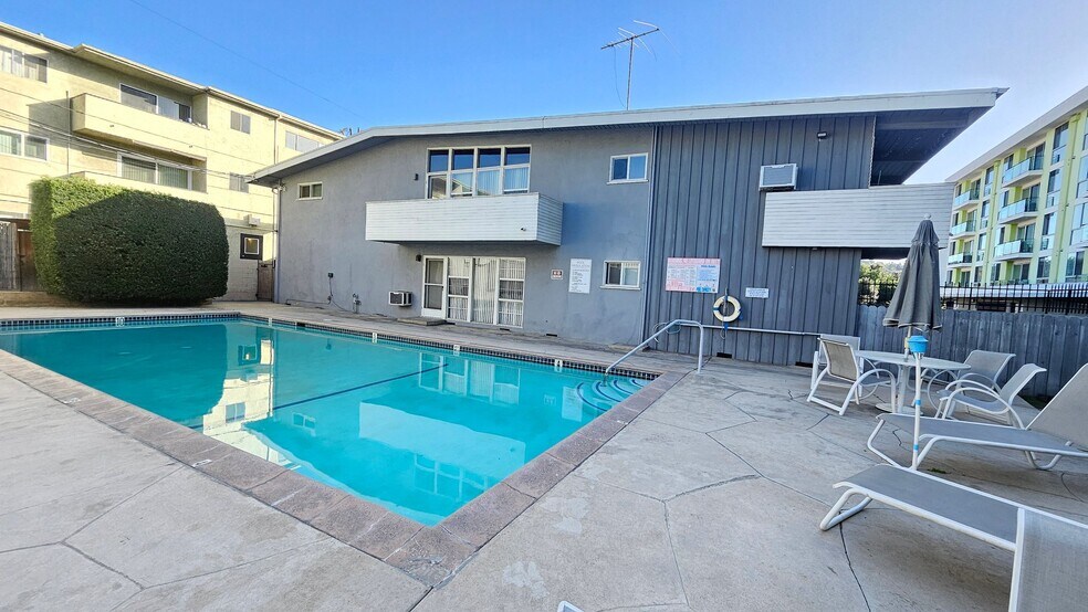 Building Photo - 11030 Moorpark St