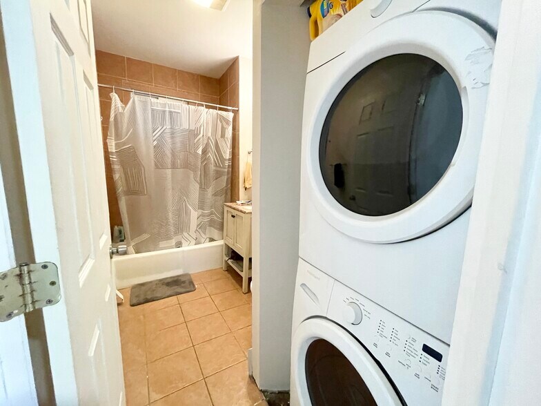 Building Photo - 52 Delle Ave