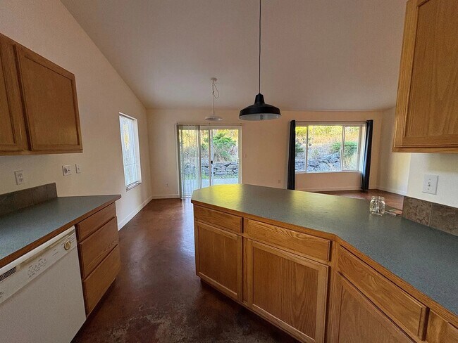 Building Photo - 658 Fox Dr