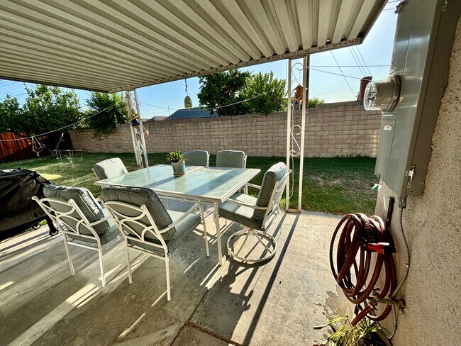 Building Photo - 1333 Currant Ave