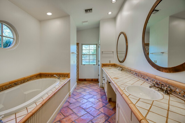 Building Photo - 4049 N 57th Pl