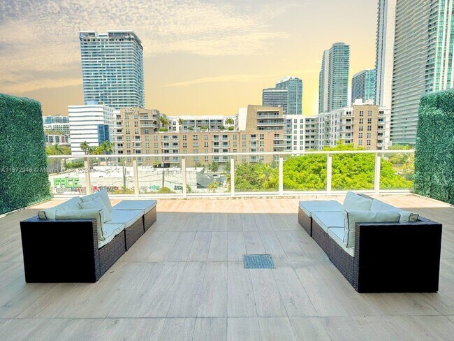 Primary Photo - 321 NE 26th St