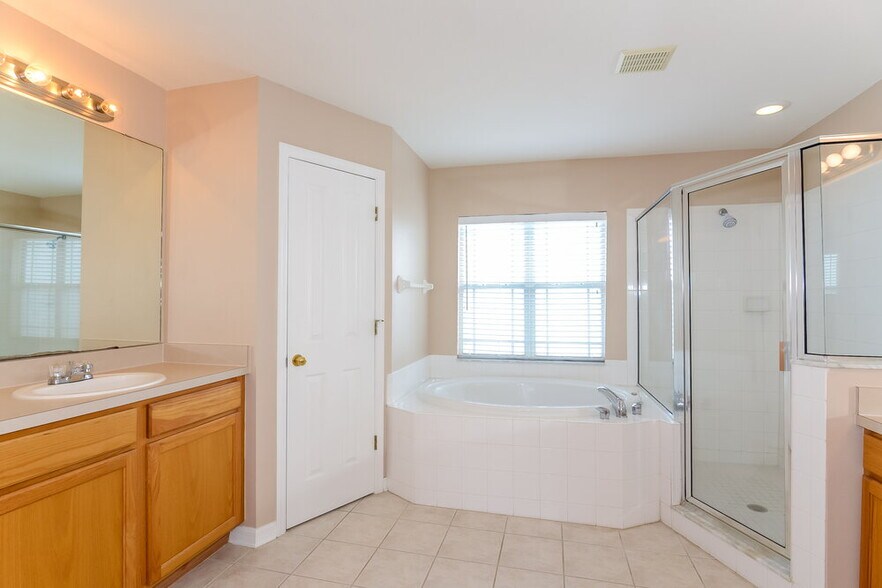 Building Photo - 2613 Palesta Dr