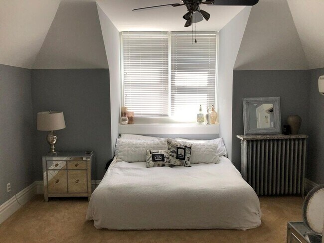Building Photo - 2 bed/1 bath, Single-family Home! Modern and spacious with off-street parking and a relaxing back...