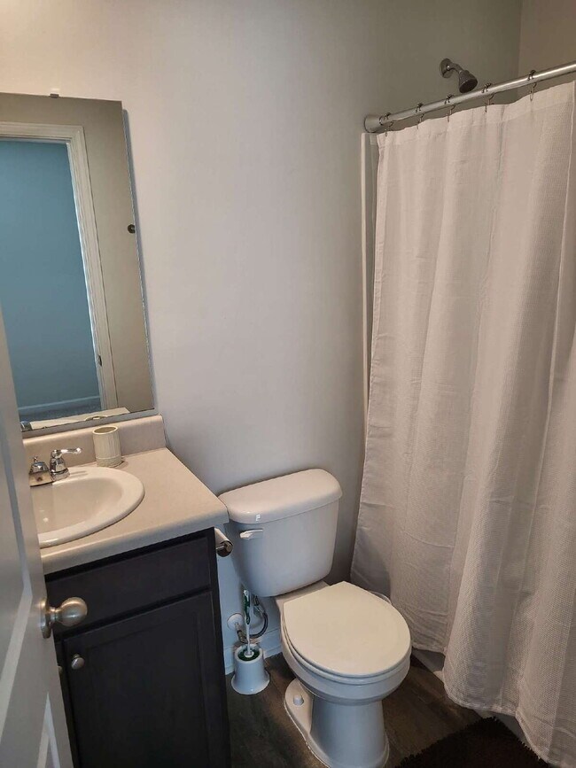 Building Photo - "Spacious Fully Furnished 4-Bedroom Townho...