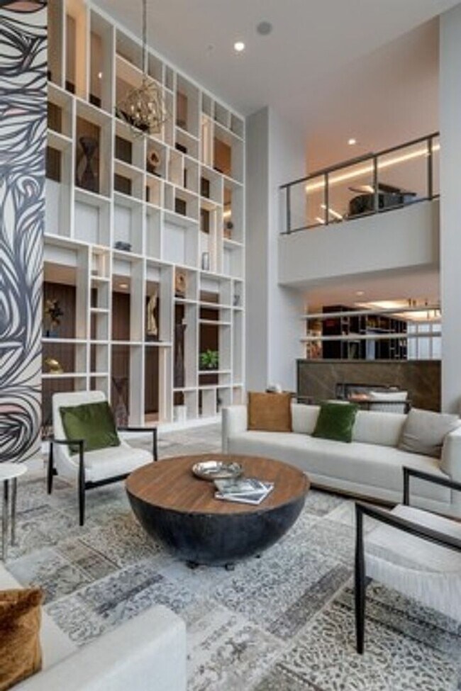 Building Photo - Stunning 505 Condo!