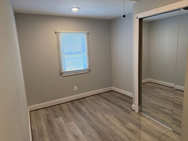 Building Photo - 716 E 23rd St