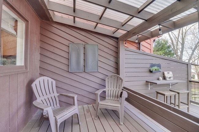 Building Photo - Modern 3BR Duplex with Abundant Natural Light