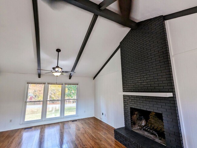 Building Photo - DUPLEX-Upstairs Unit | 3 Bedroom 2 Bathroo...