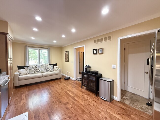 Building Photo - 772 Greenhills Dr