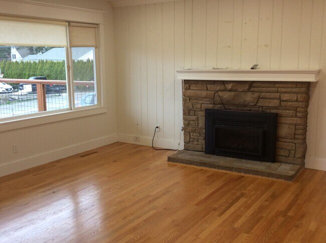 Building Photo - Browns Point Beauty! Spacious 2BDRM/1.75 BATH Home with Partial View of the Sound!