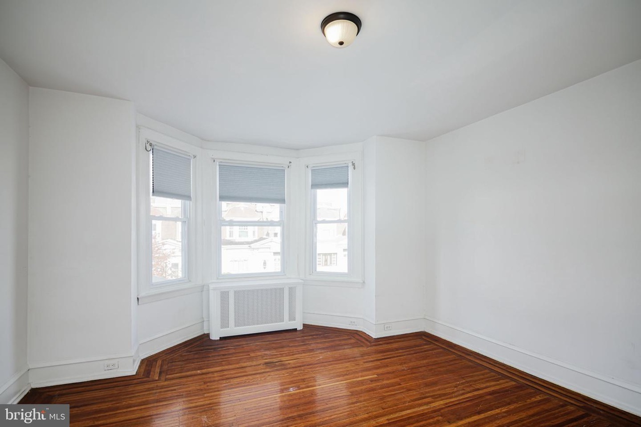 13_FRONT_ROOM_1 - 6212 Webster St