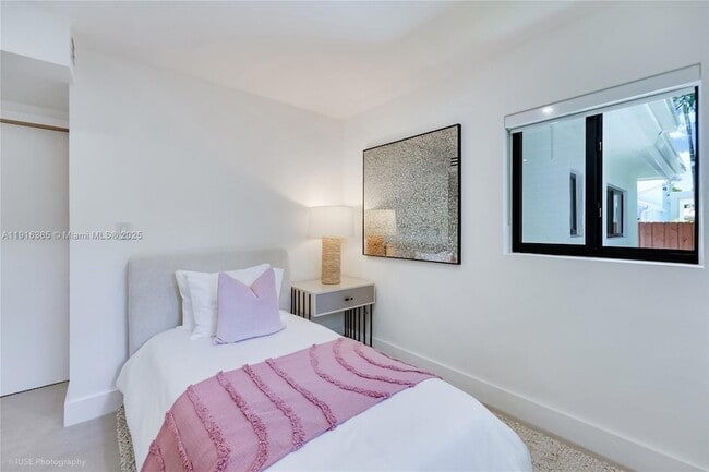 Building Photo - 1120 NE 86th St