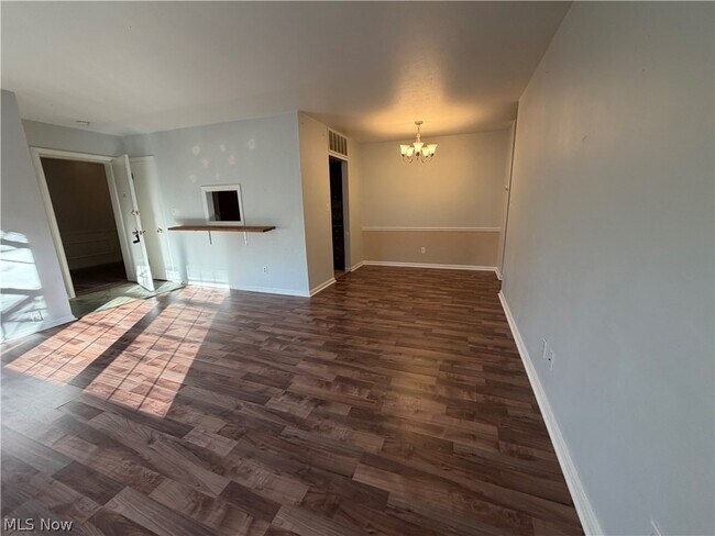 Building Photo - 6910 Carriage Hill Dr