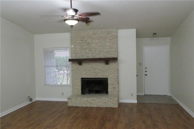 Building Photo - 404 Tanglewood Dr