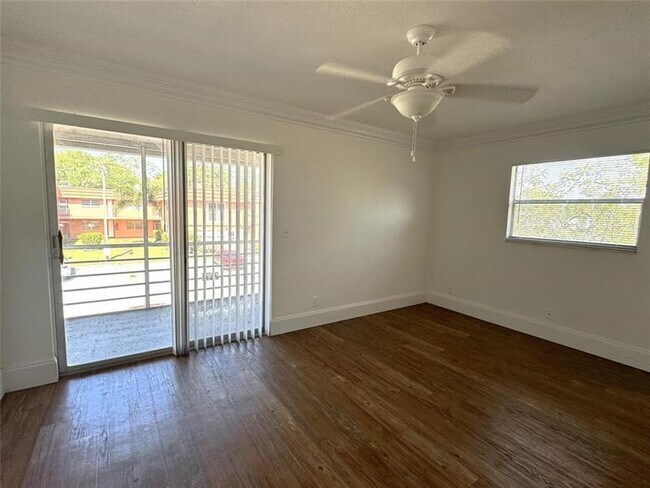Building Photo - 526 Saxony Dr