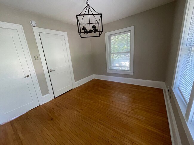 Building Photo - Immediate Move In or Nov 1st Beautiful 3 B...