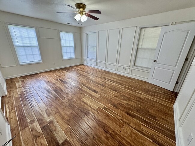 Building Photo - 362 River Point Dr