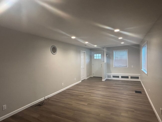 Building Photo - Fabulous 2 Bedroom 1.5 Bathroom House