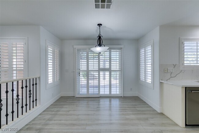 Building Photo - 1401 Via Savona Dr