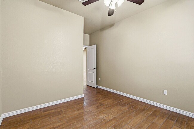 Building Photo - Corner 3 bedroom 3 bath home in Northwest El Paso