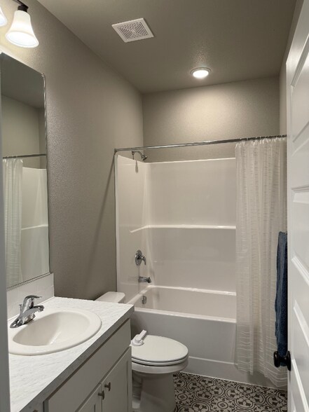 Building Photo - 9008 W Caelen Ave