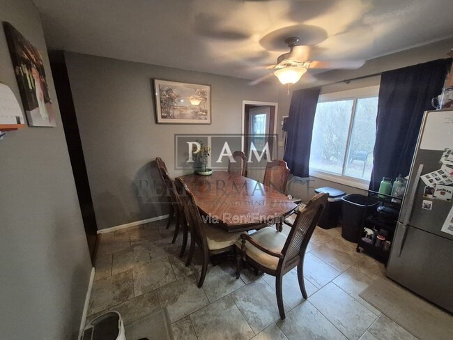 Building Photo - 1422 W Maplewood Ct