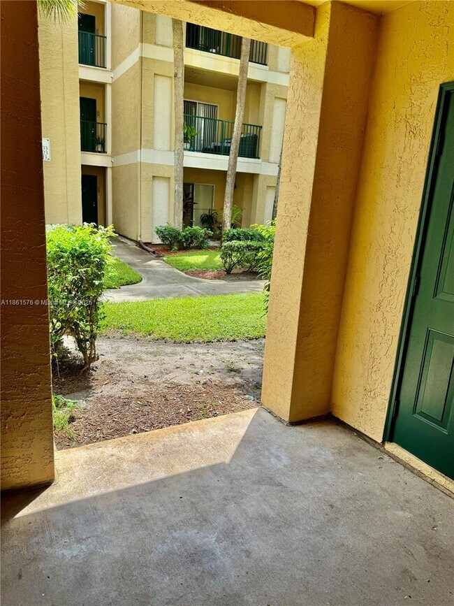Building Photo - 977 Riverside Dr