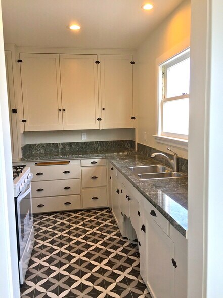 Kitchen - 160 S Catalina St