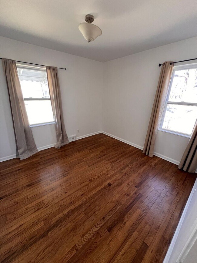 Building Photo - Fully Remodeled 3-Bedroom Home in Dearborn Heights — Great Location, Ready for You