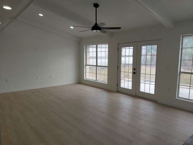 Building Photo - 3/2/2 Newly remodeled home with new appliance, flooring and much more!