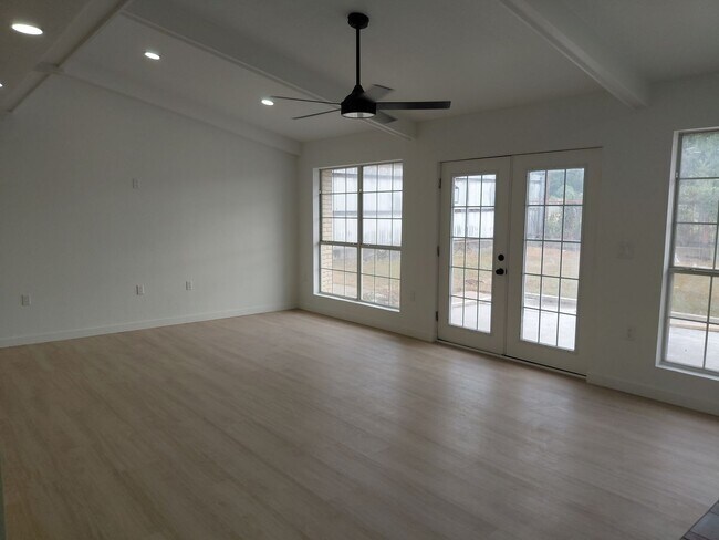 Building Photo - 3/2/2 Newly remodeled home with new appliances, flooring and much more!