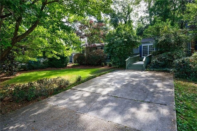 Building Photo - 2311 Pembrook Pl NE