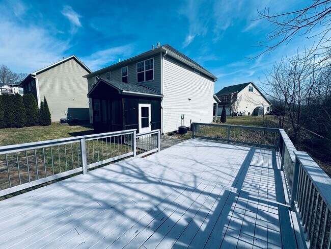 Building Photo - South AVL - Well Kept, Large Home with Garage