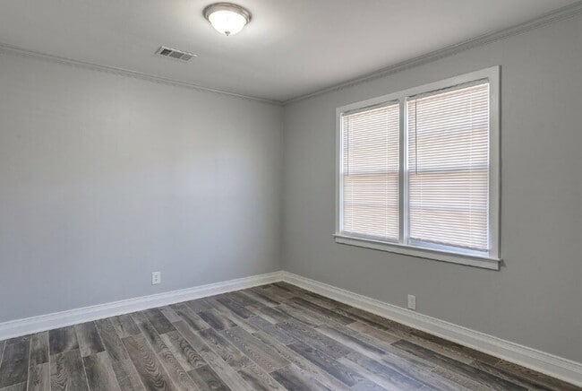 Building Photo - 352 Adams St