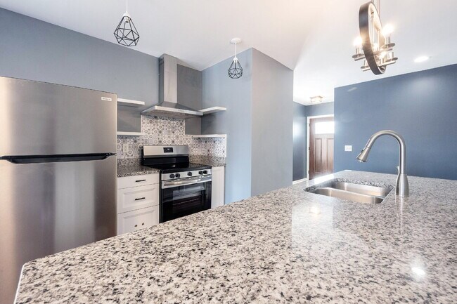 Building Photo - "Spacious 3-Bedroom Duplex on East Washington Street with 3 Full Baths – Ideal Living in Indianap...