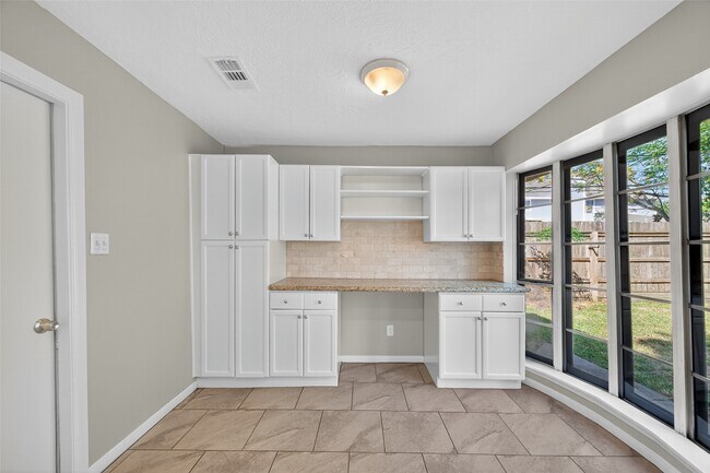 Building Photo - 811 Lochmoor Ln