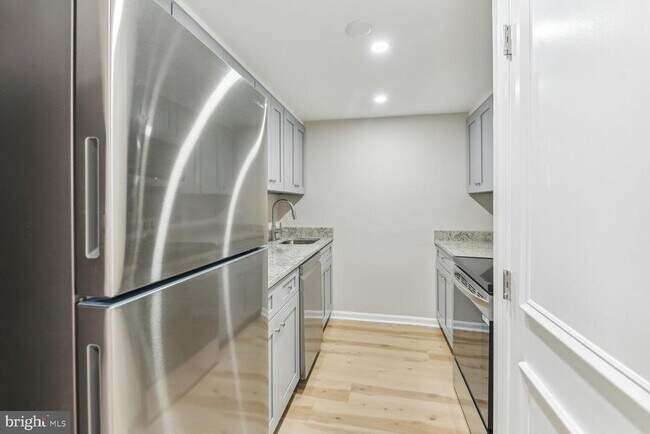 Building Photo - 327 8th St NE