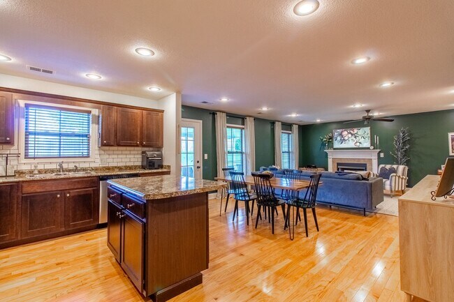 Building Photo - Beautiful 3 Bed/2.5 Bath Home with garage in Jonesborough