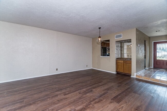 Building Photo - 2-BEDROOM TOWNHOME IN ALAMO HEIGHTS