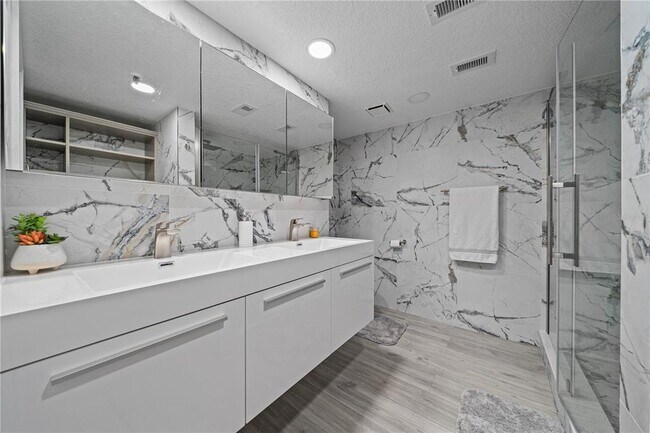 Building Photo - 19111 Vista Bay Dr