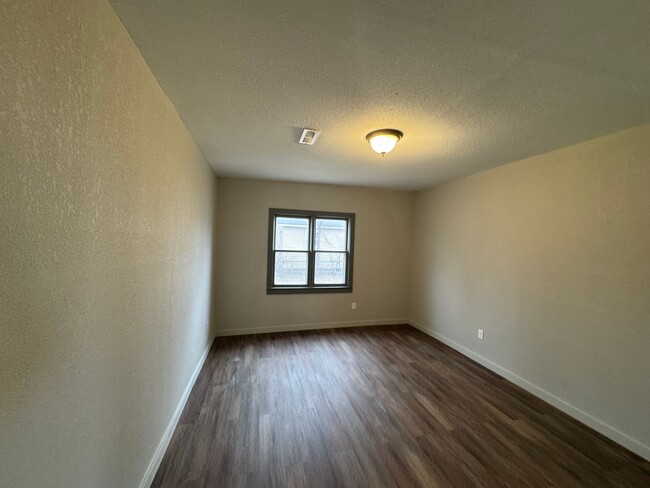 Building Photo - $1195 - 3 bed 1 bath - Single Family Home