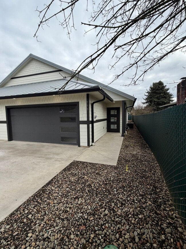 Building Photo - SD10th