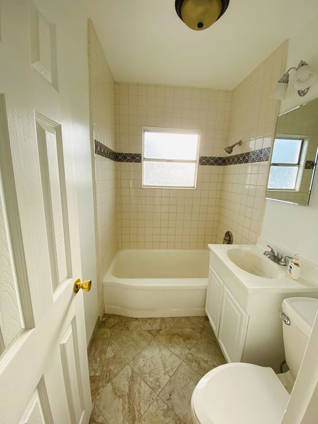 Building Photo - Midtown Ventura - Cottage Two bedroom, one bathroom