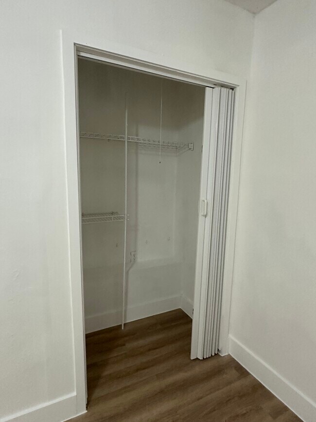 Building Photo - 811 NE 2nd Pl