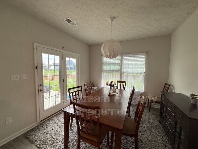 Building Photo - 2194 Schmidt Dr W