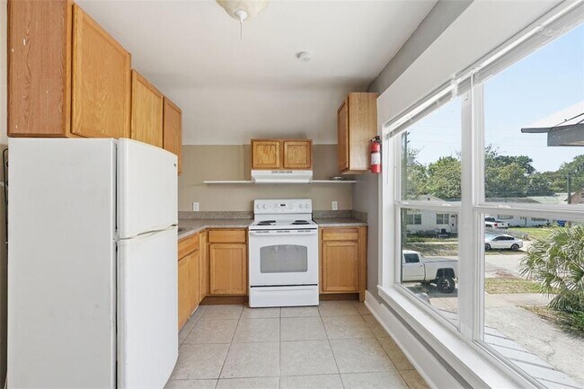 Building Photo - 104 N Clyde Ave