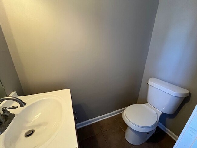 Building Photo - Renovated 3 Bedroom 2.5 Home for Rent!