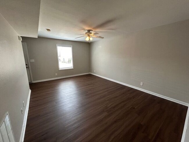 Building Photo - 2 Bed, 1.5 Bath Townhome *Near Fort Campbell*